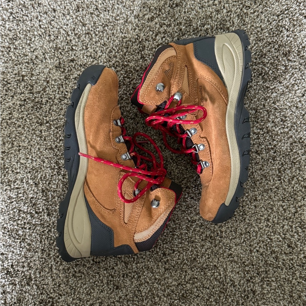 Columbia Women’s Newton Ridge Waterproof Amped Hiking Boot - size 8
